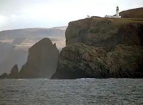 Le cap Wrath et son phare dominant les falaises vus depuis la mer.