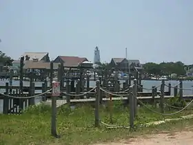 Vue de la localité d'Ocracoke avec le phare.