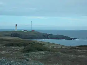 Photographie d'un phare sur une cote rocheuse désolée