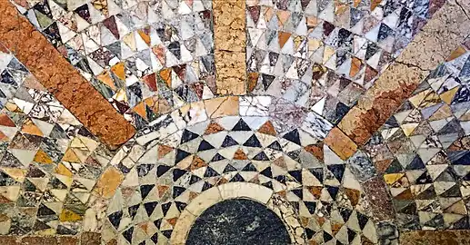 Mosaïque en marbre polychrome du XIVe siècle