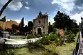 Vue des jardins autour de l'église.