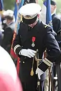 Capitaine de frégate en tenue de cérémonie n°2.