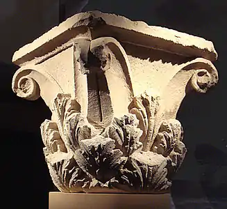 Chapiteau corinthien, Aï Khanoum, IIIe-IIe siècle av. J.-C., calcaire, 81,5 × 81 × 74 cm, musée national d'Afghanistan.