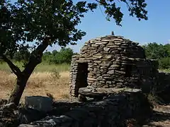 Capitelle en pierre basaltique, restaurée.