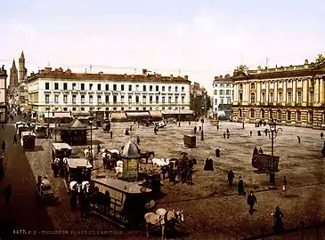 La place du Capitole dans les années 1890. Le sol est pavé et les bâtiments sont enduits de blanc (Librairie du Congrès).