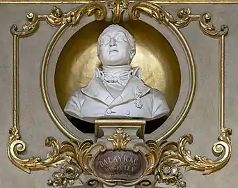 Plâtre représentant un homme en buste de face dans une niche richement décorée.