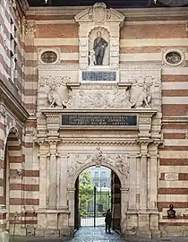 Le portail triomphal de la cour Henri IV.