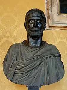 Lucius Junius Brutus, neveu de Tarquin le Superbe, principal fondateur de la république romaine en -509. Œuvre en bronze actuellement conservée et exposée au Musée du Capitole, à Rome.