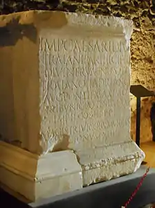Inscription avec une dédicace à l'empereur Hadrien par les différents magistrats adjoints.