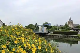 Le canal, le pont-levant et l'église.