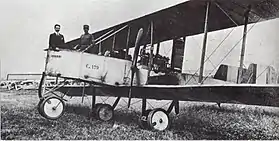 Juillet : Gianni Caproni dans son avion, le second Caproni Ca.32.
