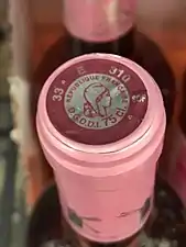 Capsule CRD rouge lie-de-vin mentionnée « 33 E 310 ».