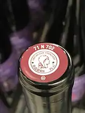 Capsule-congé rouge mentionnée « 71 N 702 ».