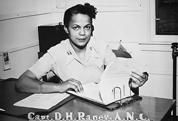 Della H. Raney, première noire infirmière à être intégrée dans le United States Army Nurse Corps (en) avec le grade de capitaine puis de major. Avril 1945.