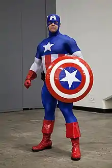  Captain America tient son bouclier de même couleur que son habillement : étoile,bleu, rouge, blanc