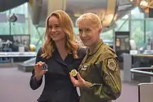Brie Larson en septembre 2018 avec Jeannie Leavitt, la première femme pilote de chasse de l'US Air Force, lors de sa préparation au personnage de Captain Marvel.
