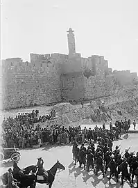 Officiers britanniques et soldats indiens entrant à Jérusalem, décembre 1917
