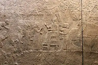 Sennachérib sur son trône contemple les prises faites à Lakish. Bas-relief du Palais sud-ouest, British Museum. L'inscription dit : « Sennachérib, roi du monde, roi d'Assyrie, s'assit sur un trône-nēmedu, et le butin de Lakish passa en revue devant lui. »