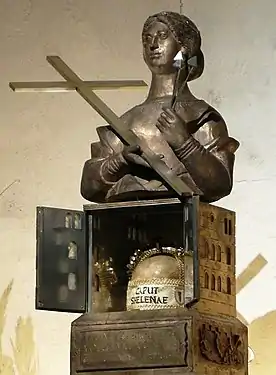 Reliquaire contenant le chef de sainte Hélène dans la crypte de la cathédrale de Trèves.