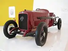 Un vieux modèle de voiture Alfa vu de face