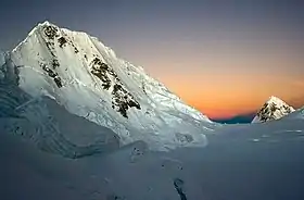 Vue de la face nord du Quitaraju depuis le camp haut de l'Alpamayo.