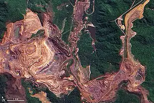 Orthophotographie aérienne d'une mine à ciel ouvert.