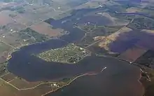Vue aérienne d'une rivière aboutissant dans une baie