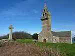 Carantec : île Callot, vue extérieure de la chapelle Notre-Dame-de-Callot et du calvaire.