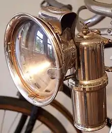 Lampe à combustible sur une bicyclette ancienne.