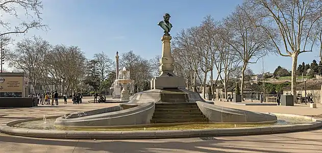 Monument à Omer Sarraut à Carcassonne, amputé de la femme, de l'enfant et du vigneron.