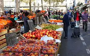 Fruits et légumes au marché à Carcassonne.