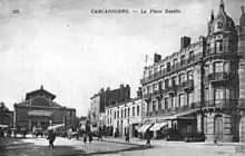 Place Davilla à Carcassonne: L'immeuble « Tomey » au premier plan à droite.