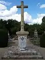 Le monument aux morts dans le cimetière (août 2014)