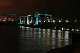 Le barrage de nuit.