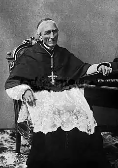 Photographie représentant le cardinal Richard assis (fin du dix-neuvième siècle, début du vingtième).