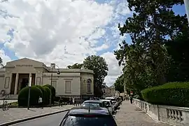 La bibliothèque à gauche,