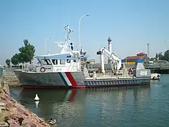 Le Cardonnet, le bateau de travaux maritimes du port.