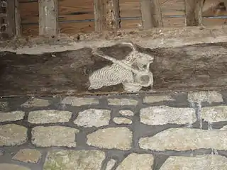 Sablière sculptée (chèvre jouent du biniou).