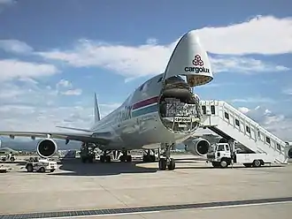 Un 747-400F de Cargolux avec la porte de chargement de nez ouverte.