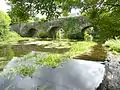 Le Petit Carhaix : le pont du XVIIIe siècle sur l'Hyères (vu du côté amont).