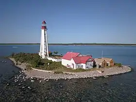 Le phare de l'île Caribou construit par Henri de Miffonis sur l'île Lighthouse avec l'île Caribou en arrière plan.