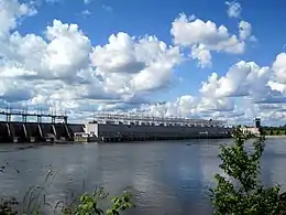 La centrale de Carillon vue de l'Ontario