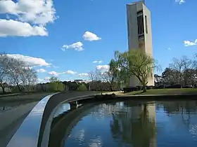 Le carillon national et la passerelle d'accès sur l'île Queen Elizabeth II.