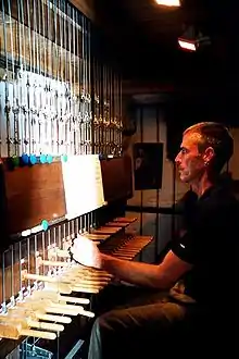 Brian Swager (San Francisco, USA) au clavier du carillon de la cathédrale.