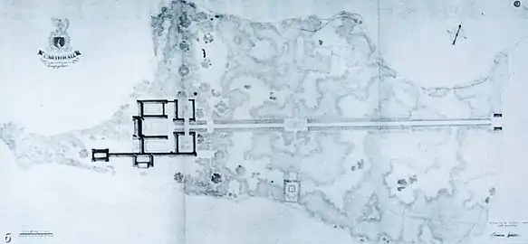 Plan général de la propriété : à droite, l'entrée ; à gauche, les bâtiments (incluant un projet de 3e extension, avec un musée d'art). Les rives des deux lacs (au nord : le Großdöllner See (de) ; au sud : le Wuckersee (de)) sont visibles, montrant que Carinhall était installée sur une mince bande de terre (une sorte d'isthme). Ce projet a été présenté par Göring le 12 janvier 1945, à l'occasion de son 52e anniversaire, soit moins de cent vingt jours avant la fin du Troisième Reich. Il prévoyait une fin des travaux pour 1953.