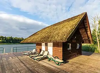 Ancien garage pour bateaux, donnant sur un des deux lacs enserrant la propriété (2019).