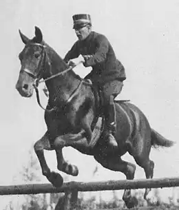 Photographie montrant Carl Gustaf Lewenhaupt en tenue militaire sur son cheval pendant un saut.