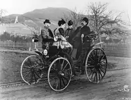 Karl et Bertha Benz, leur fille Clara, et le pilote Fritz Held, 1894