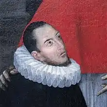 Un portrait coupé au niveau des épaules d'un homme vu de profil, levant la tête