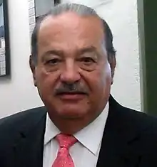 Photo de Carlos Slim, un homme joufflu, à moustache, en costume et cravate rose